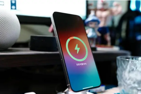 四会苹果15换屏服务分享用什么充电器给iPhone15充电更好 